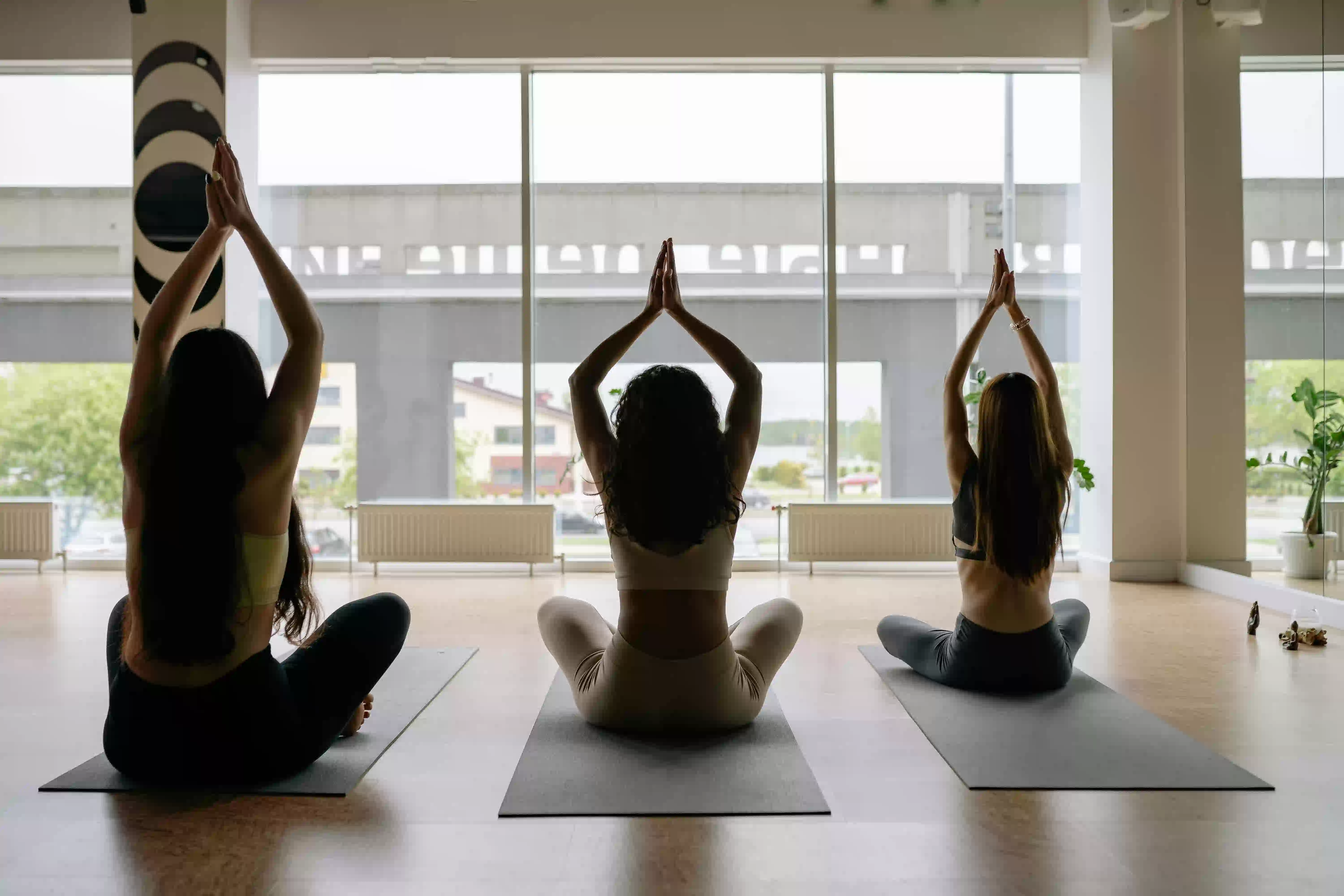 drie vrouwen die yoga doen