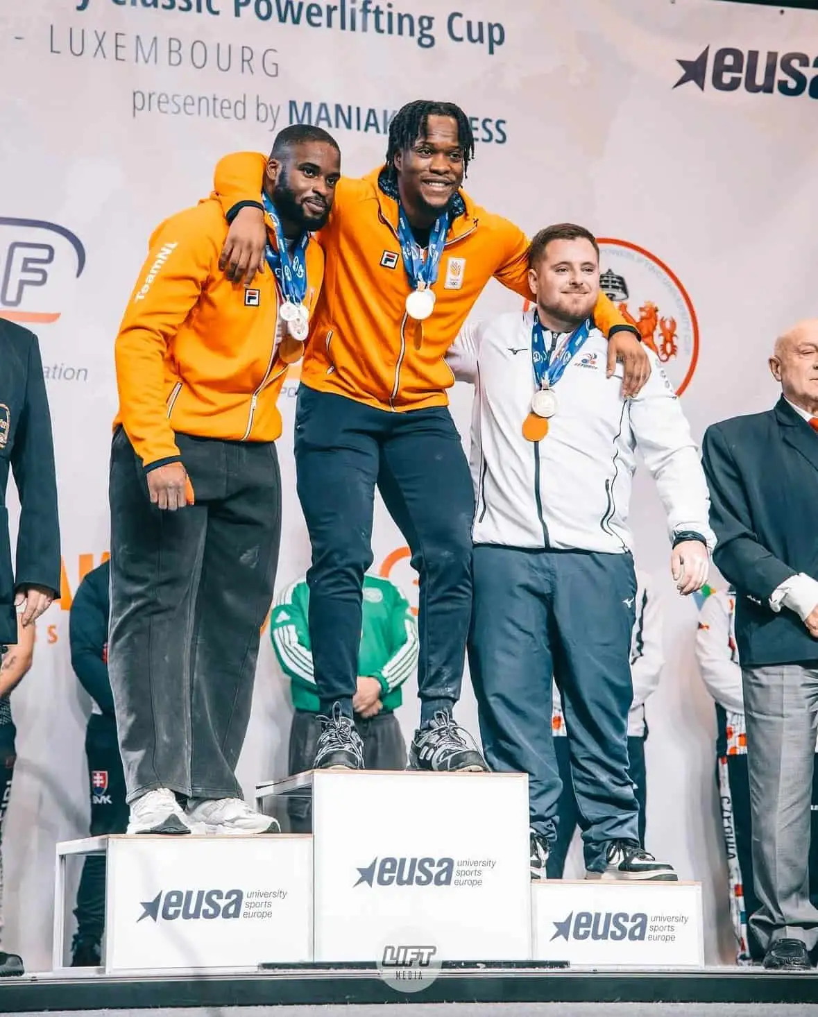 Collin op een podium na overwinning krachttraining