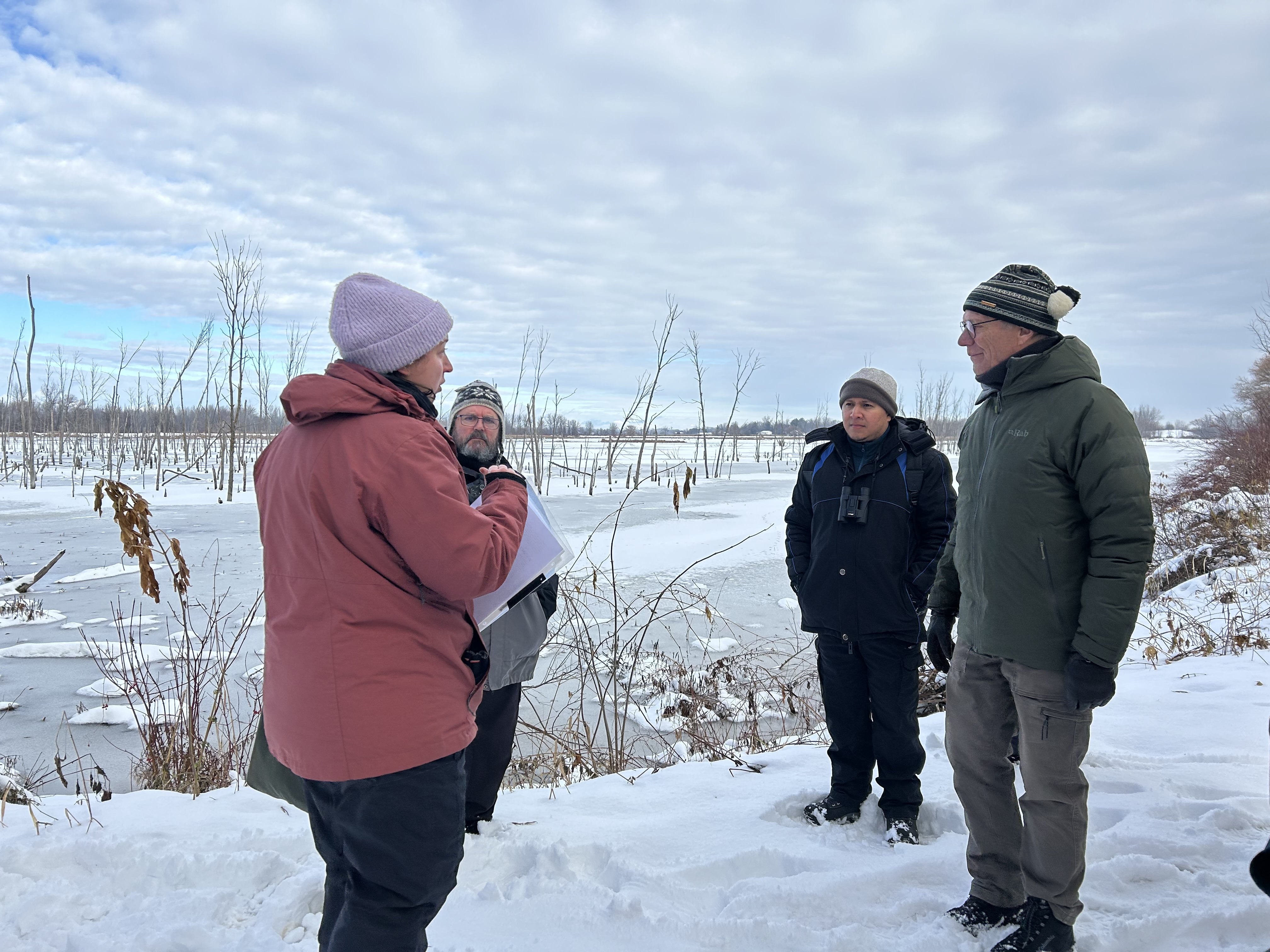 Des participants discutent avec l'ambassadrice.
