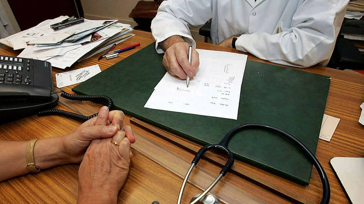 Ordonnance optique posée sur un bureau, durée de validité et renouvellement chez l'opticien sans attendre