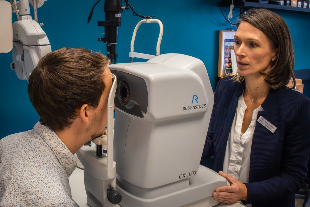 Opticienne réalisant un examen de vue sur un appareil Rodenstock chez Martin Opticiens