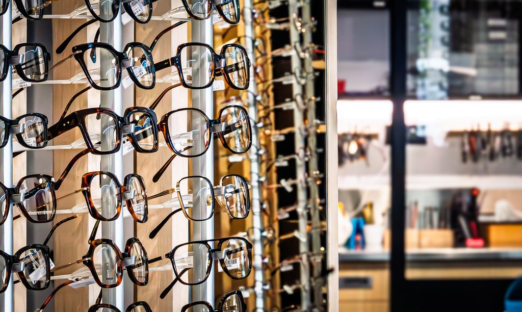 Mur de montures de lunettes exposées dans la boutique Martin Opticiens
