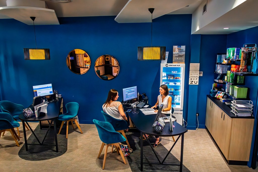Espace conseil de Martin Opticiens : une opticienne reçoit une cliente à son bureau