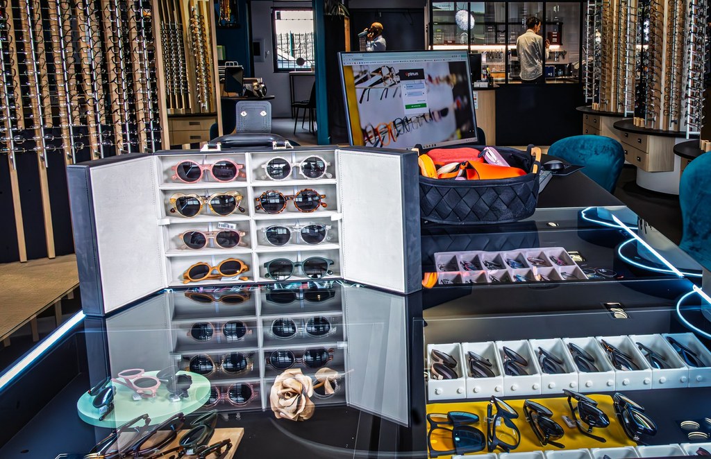 Présentoir de lunettes de soleil et d'étuis dans la boutique Martin Opticiens