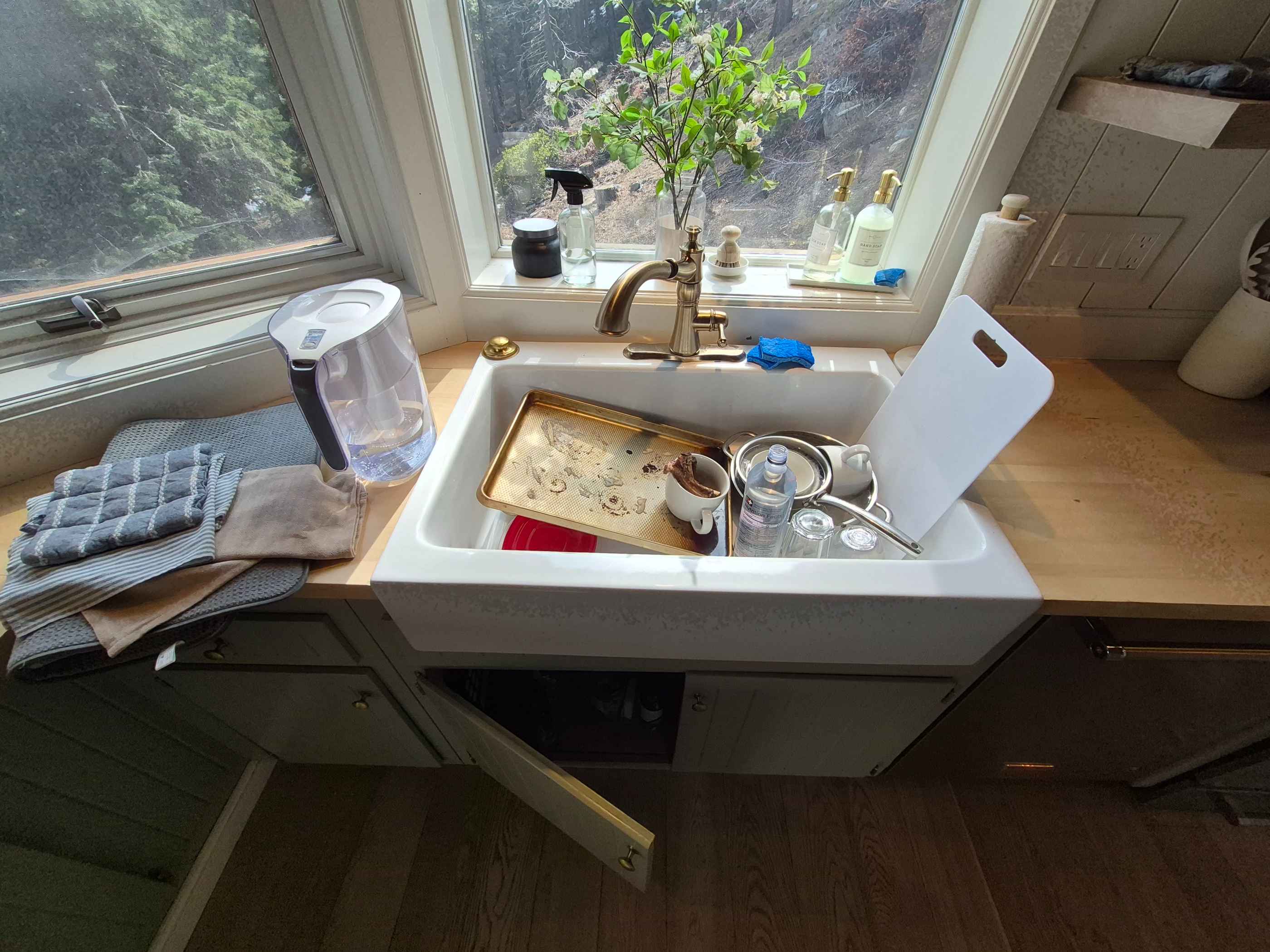 a sink full of dirty dishes that need to be washed