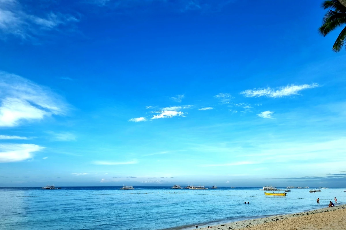 White sand and blue water at Alona Beach in Panglao, Bohol