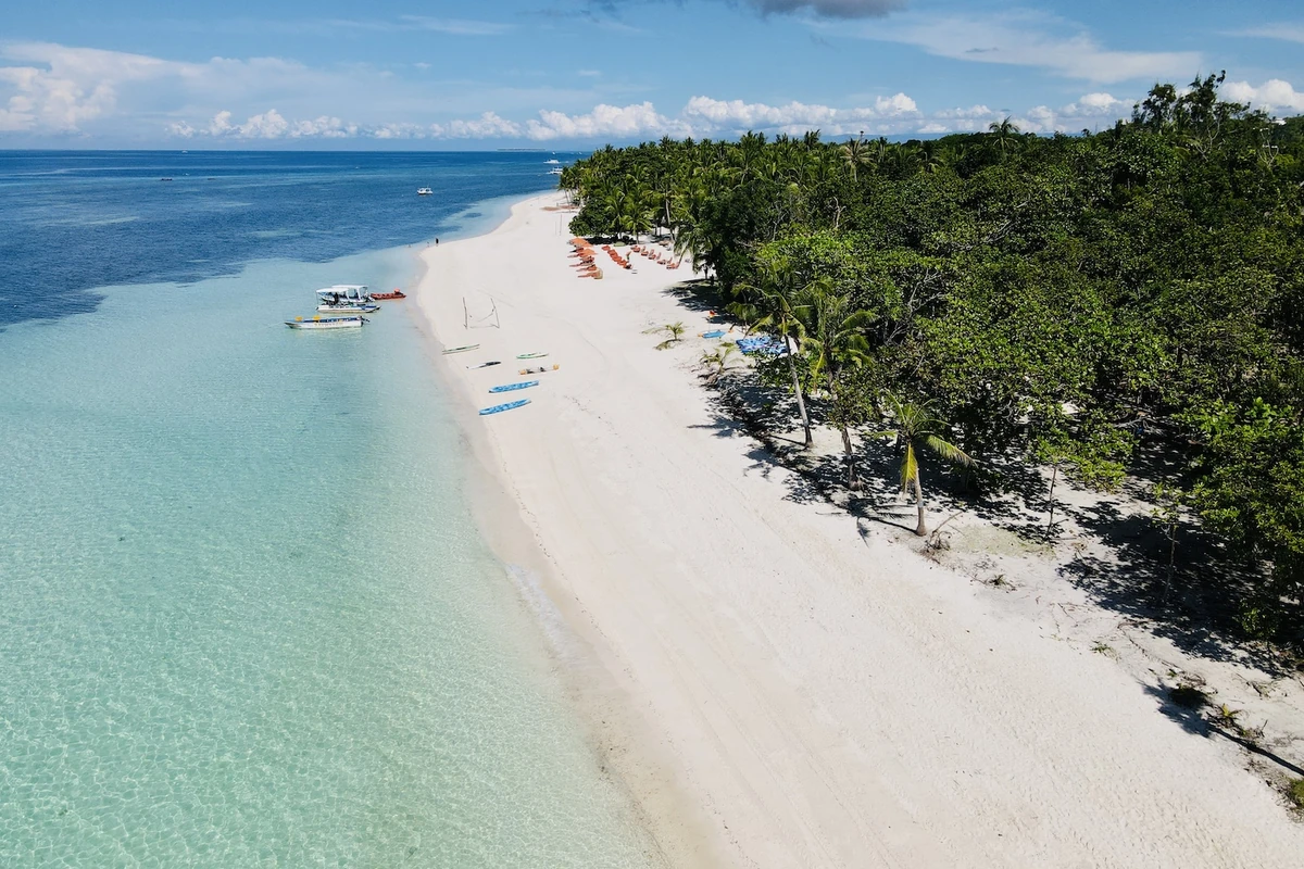 White sand shoreline and clear water at Dumaluan Beach in Panglao, Bohol