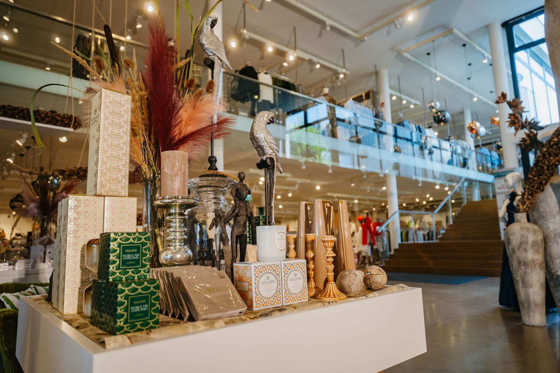 Verschiedene Deko Artikel von Stöcker stehen auf einem Tisch