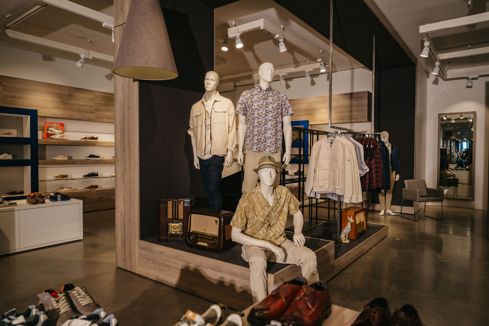 Drei männliche Schaufensterpuppen in Mode von Stöcker