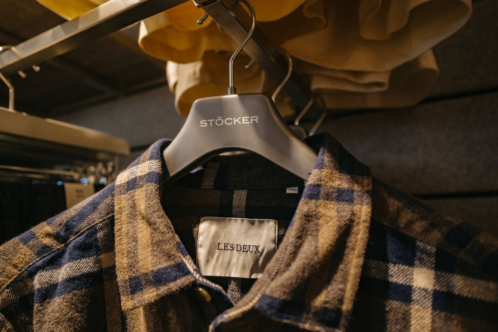 Ein Hemd hängt auf einem Kleiderbügel