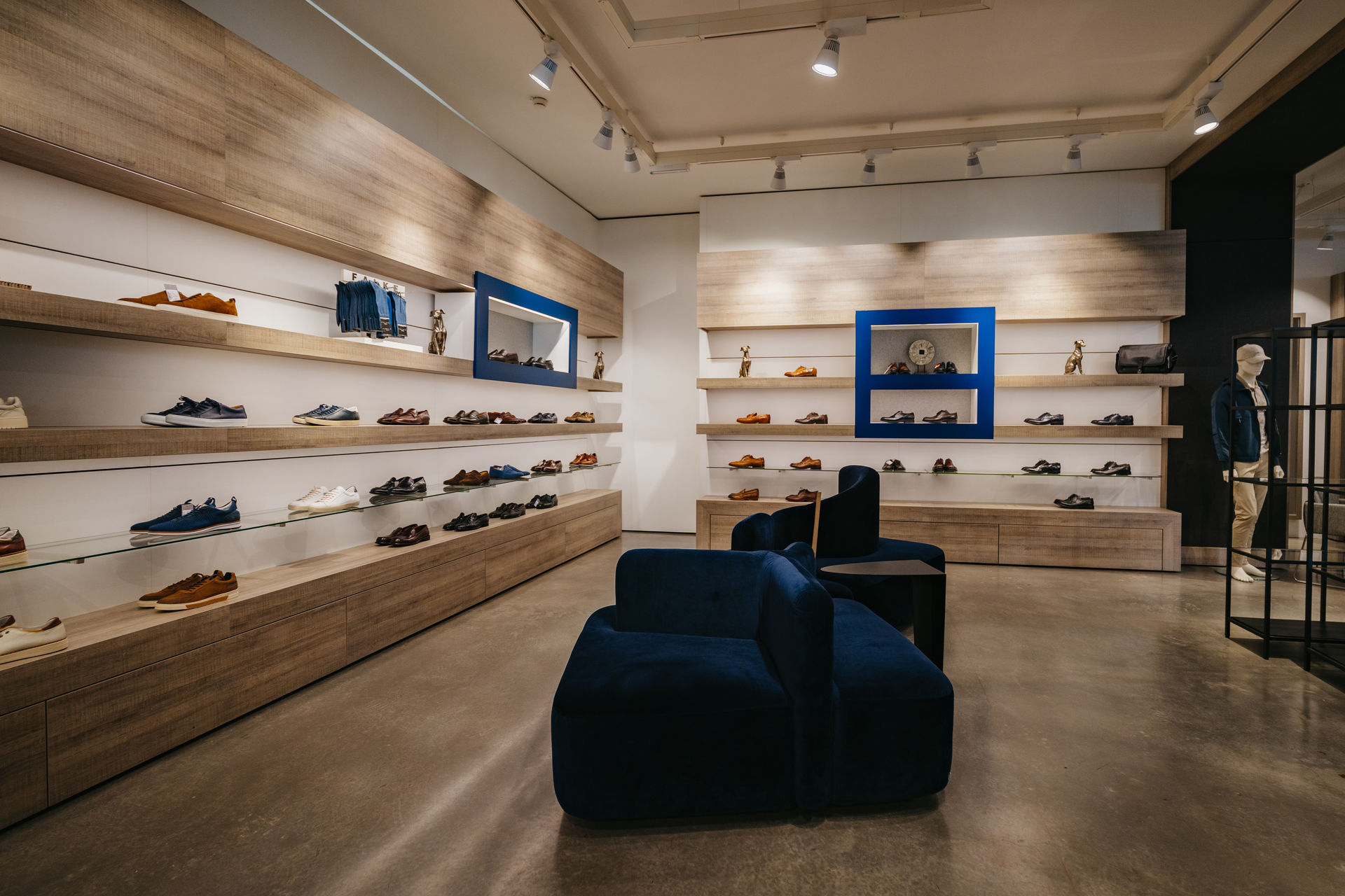 Ein Raum mit Holzoptik mit der Herren - Schuh Kollektion 