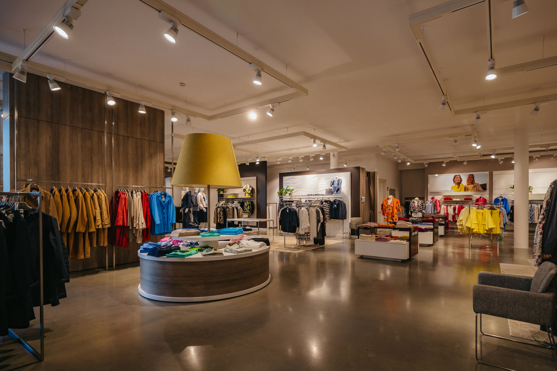 Ein heller Raum beim Modehaus Stöcker