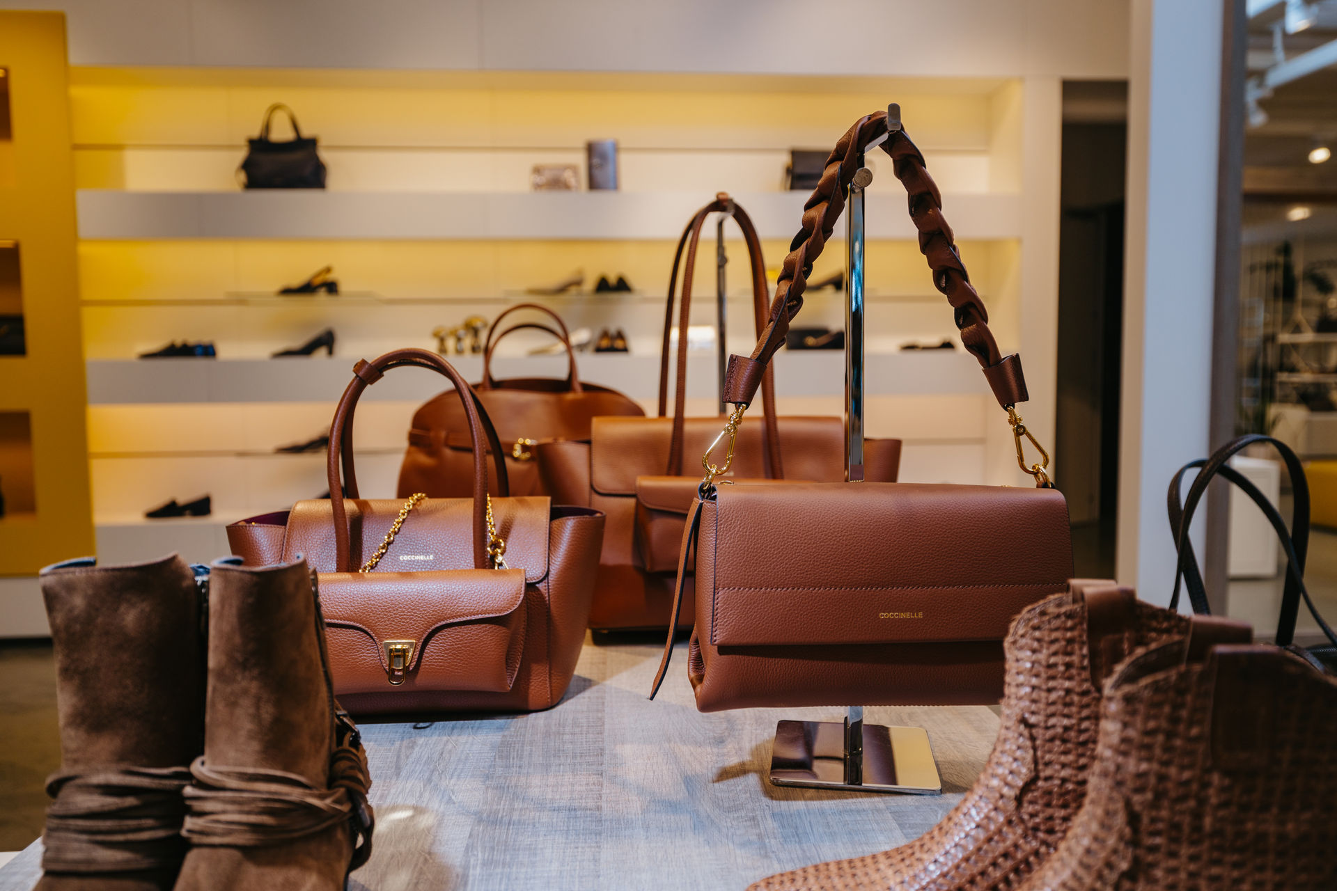 Taschen und Schuhe in braun
