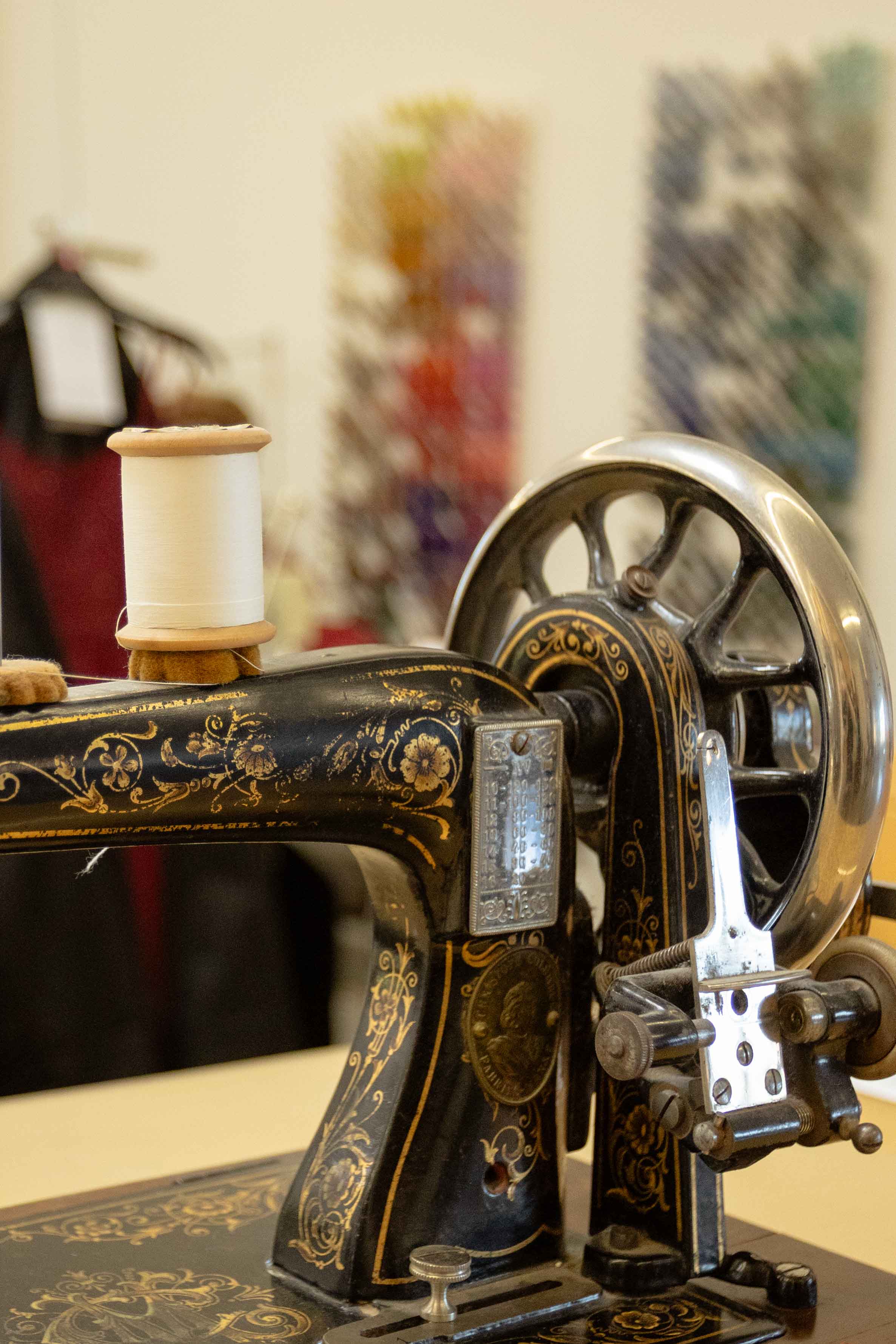 Eine alte Nähmaschine in schwarz und gold