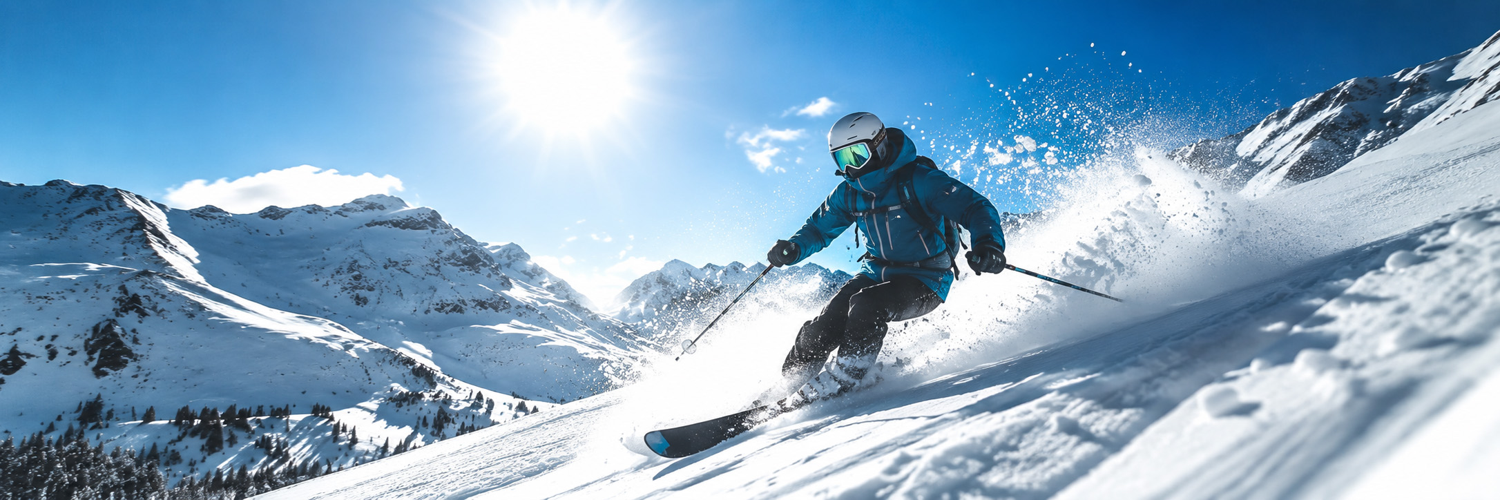 Skifahrer in blauer Jacke fährt bei Sonnenschein schnell einen schneebedeckten Hang hinunter.
