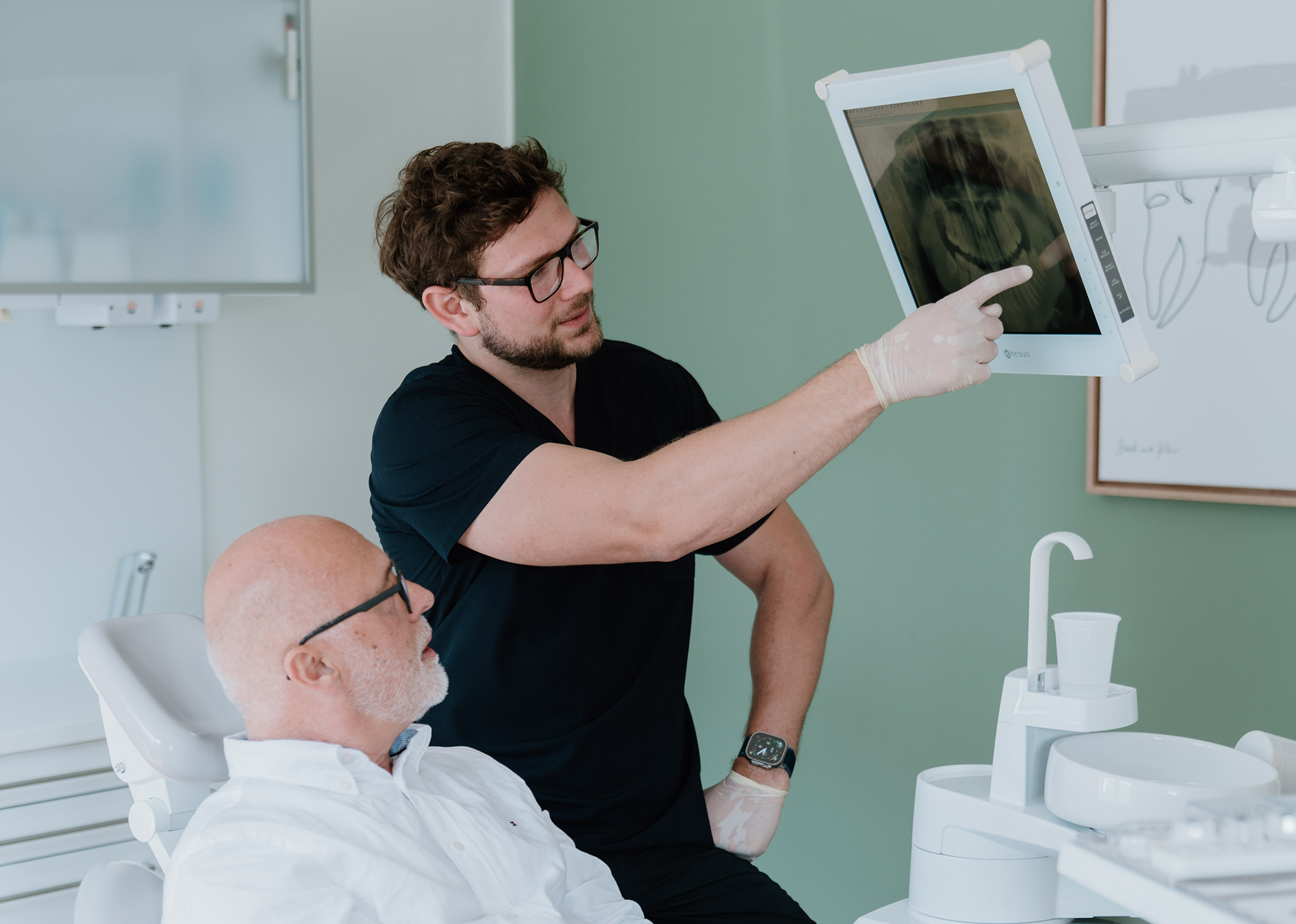 Dr. Edmund Benjamin Kukla mit Patienten