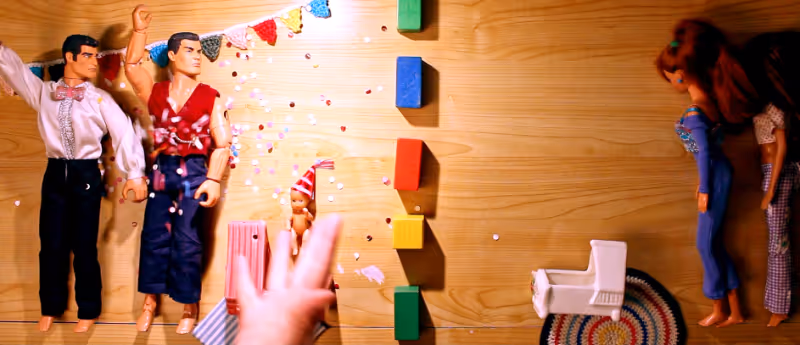 Beeld met Barbies uit de explainer voor Baanders Wil Een Baby