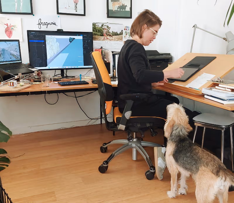 Inge Jansen van Fragmonia aan haar bureau tekenend op een iPad