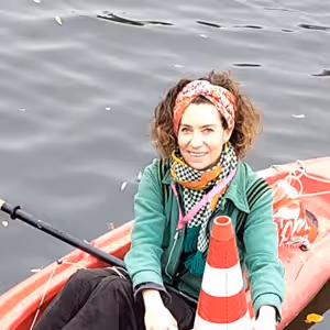 Amber Beernink van De Waterkaravaan in een kano
