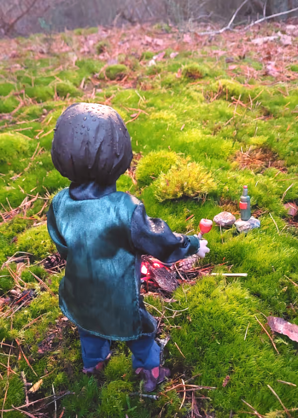 Pop van Jose in de bossen met een wijntje in de hand, proostend op het leven
