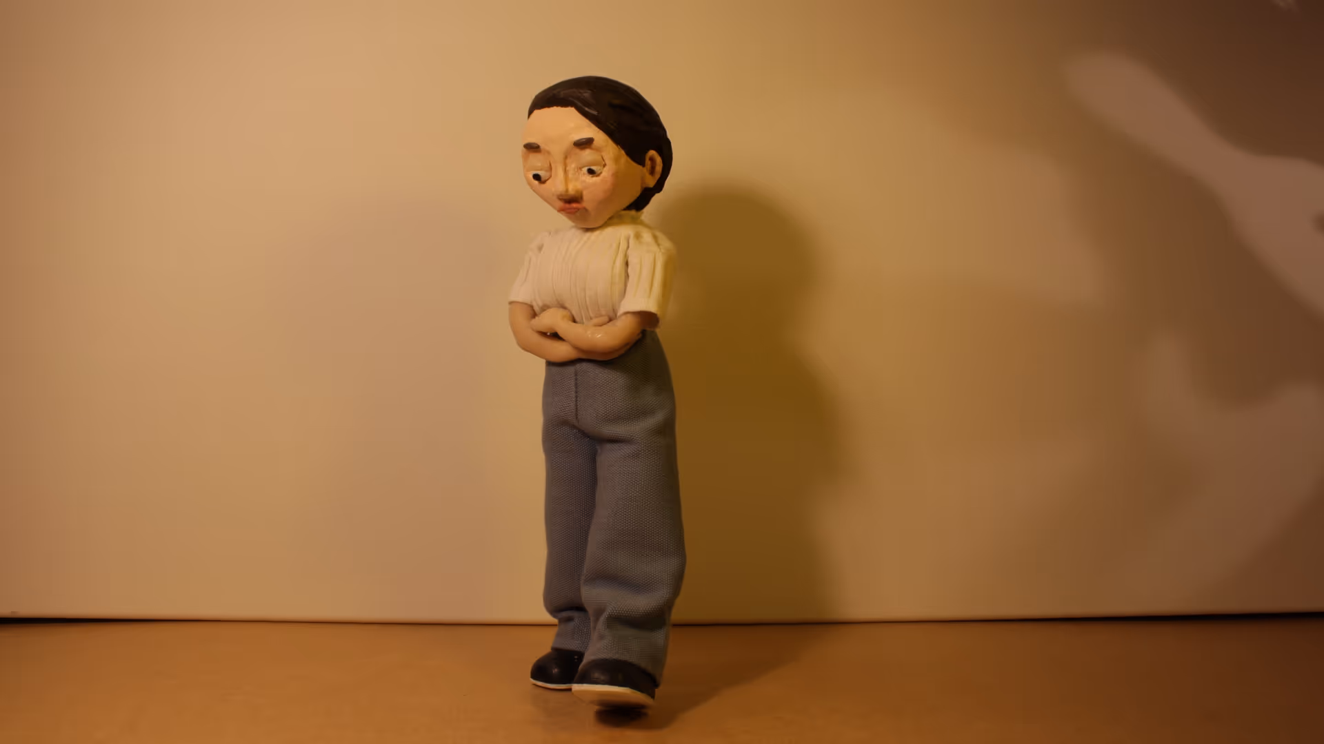 Beeld uit stop-motionanimatie Rekenles van pop Nia