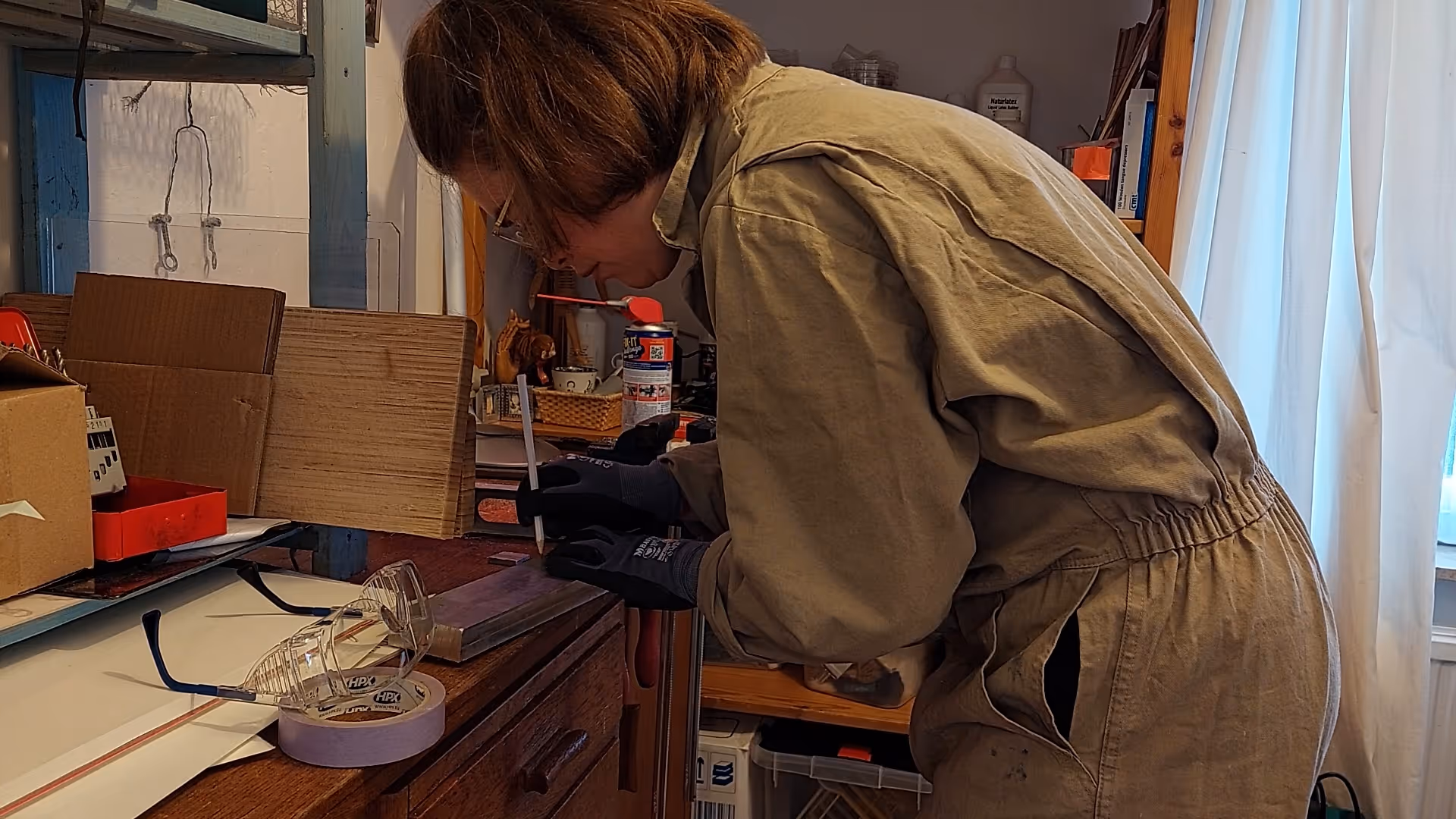 Inge in haar atelier aan haar werkbank waar ze de stop-motionpop Paloma maakt