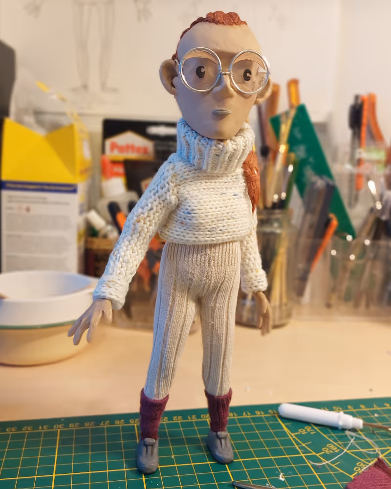 Stop-motion pop Paloma op een bureau