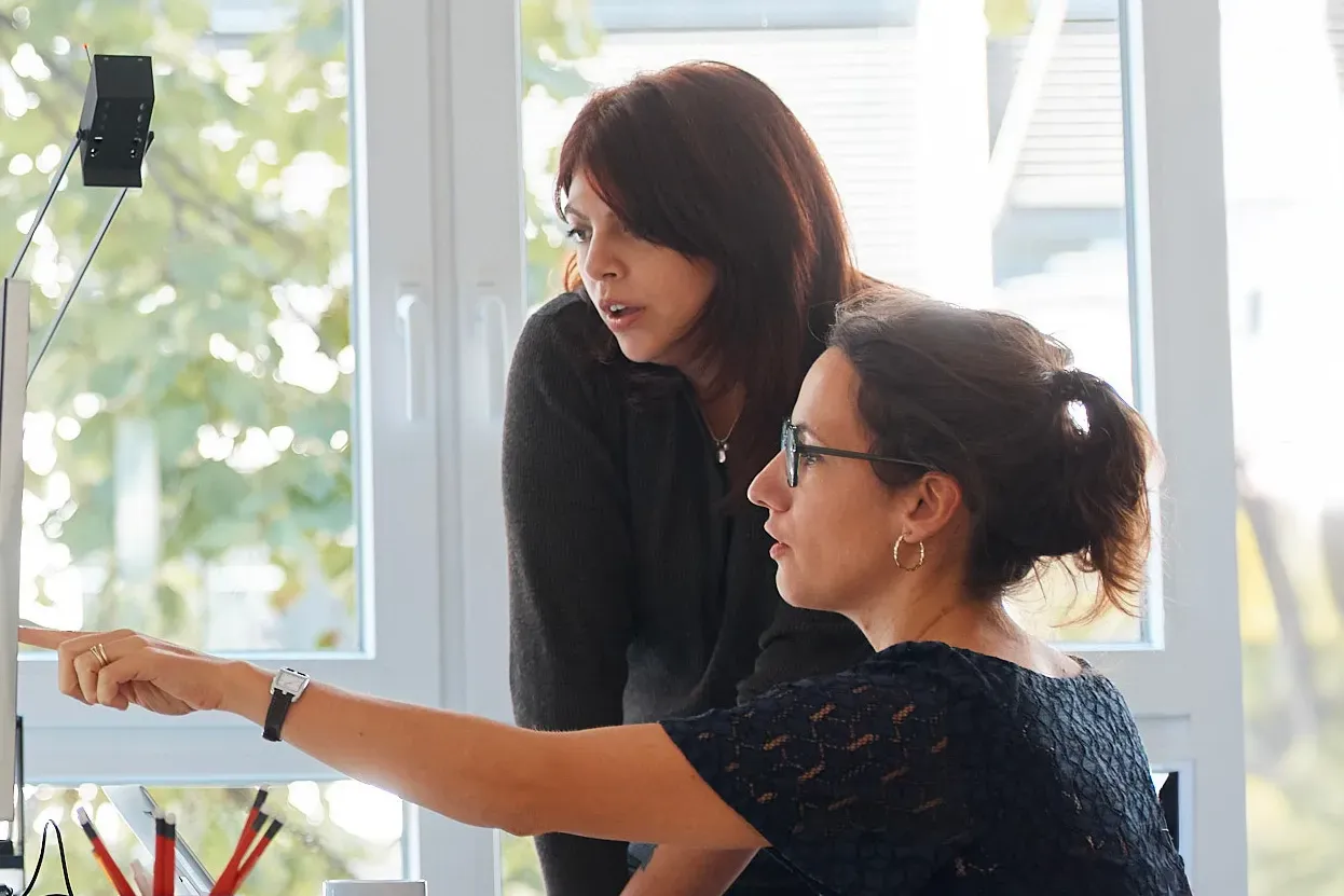 Priscille et Valentine working at the office