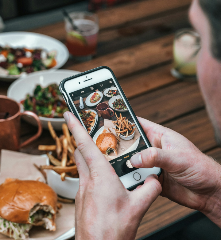 Person macht Foto vom Essen