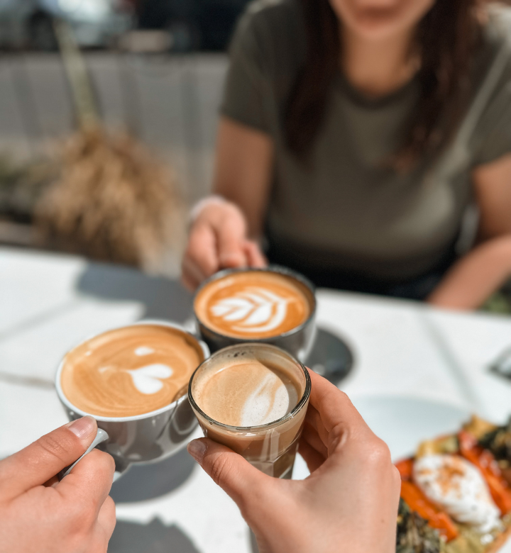 menschen beim cafe trinken