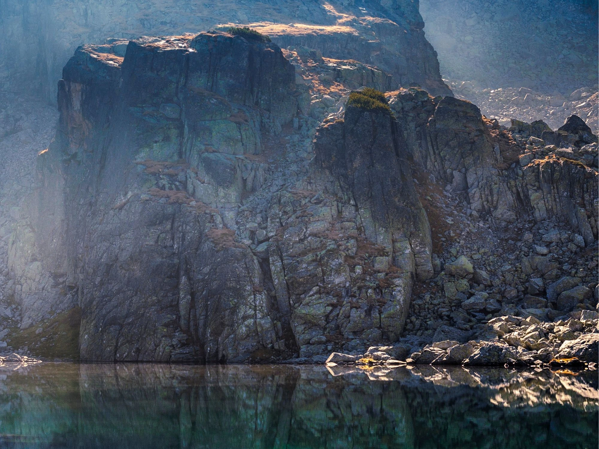 Misty reflections at Scary Lake in Bulgaria’s Rila Mountains, surrounded by dramatic cliffs and alpine scenery.