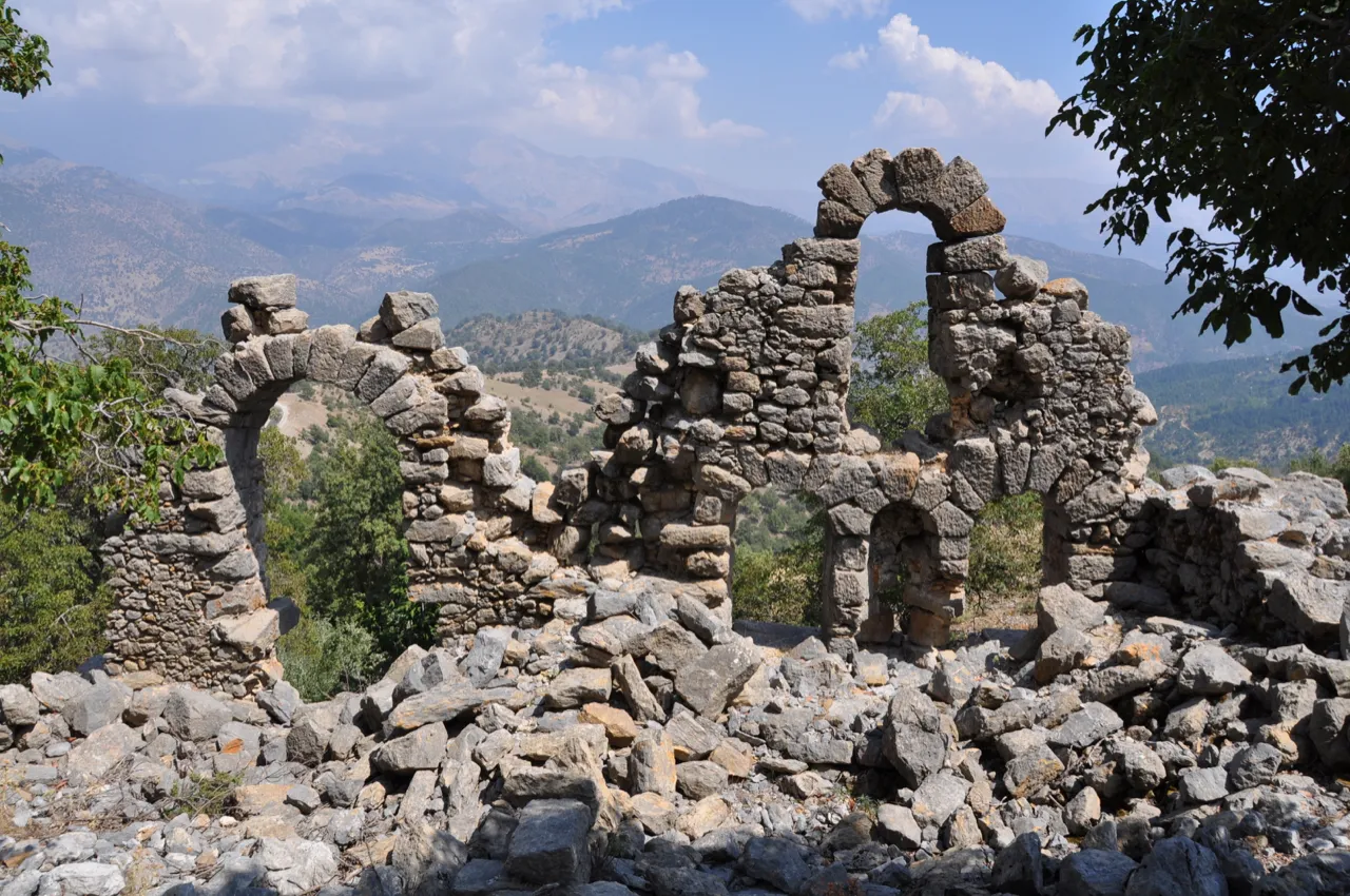 Crumbling stone arches and ruins overlook the vast mountains on the St. Paul Trail.