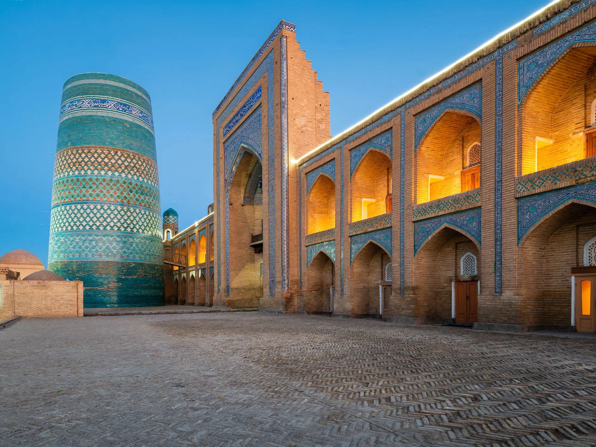 Evening view of Khiva’s historic Itchan Kala walls and the striking Kalta Minor Minaret, showcasing Uzbekistan’s Silk Road heritage.