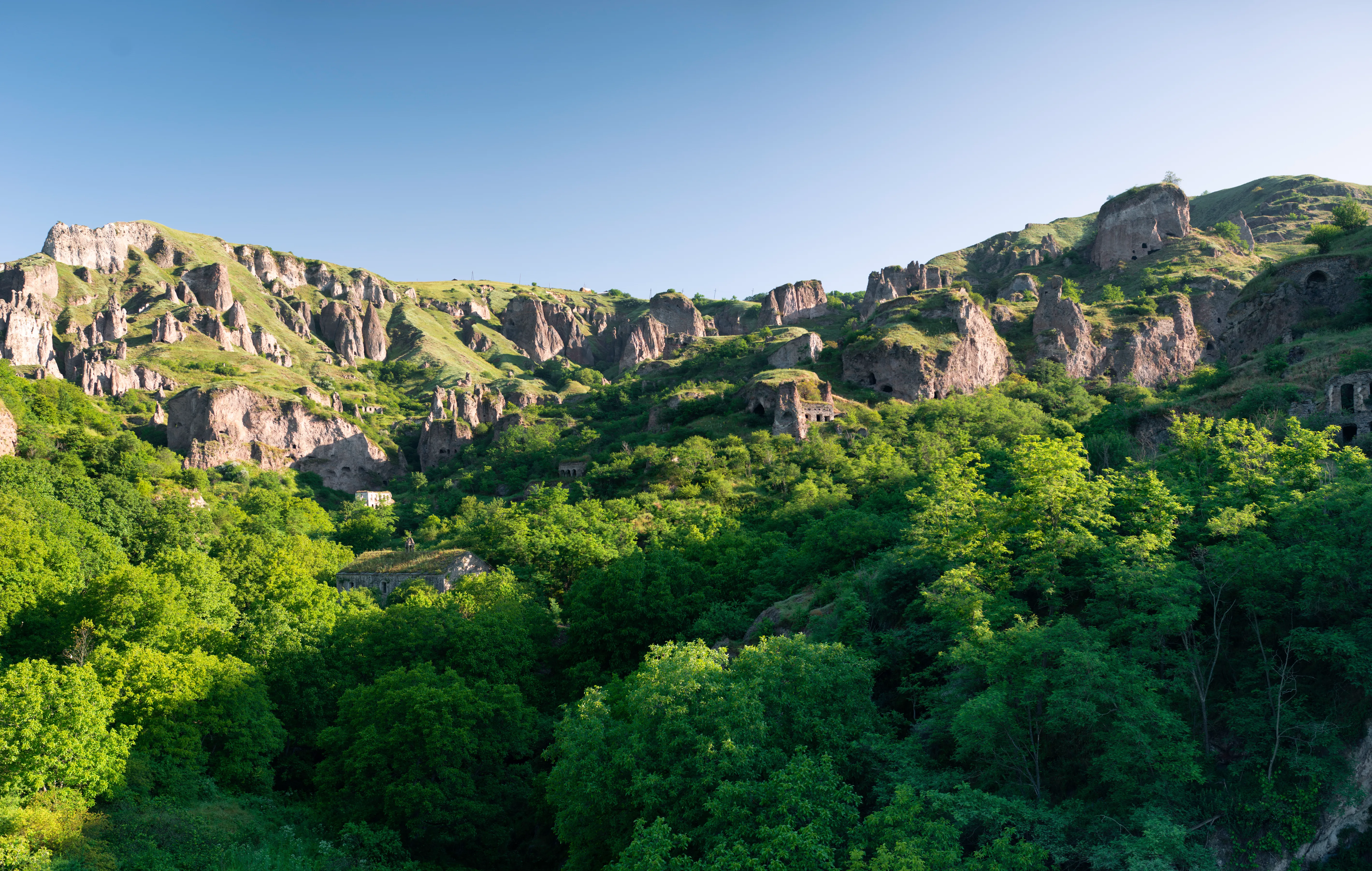 Khndzoresk, Syunik Region – Stunning rock formations and ancient cave dwellings in Khndzoresk, Syunik, Armenia.