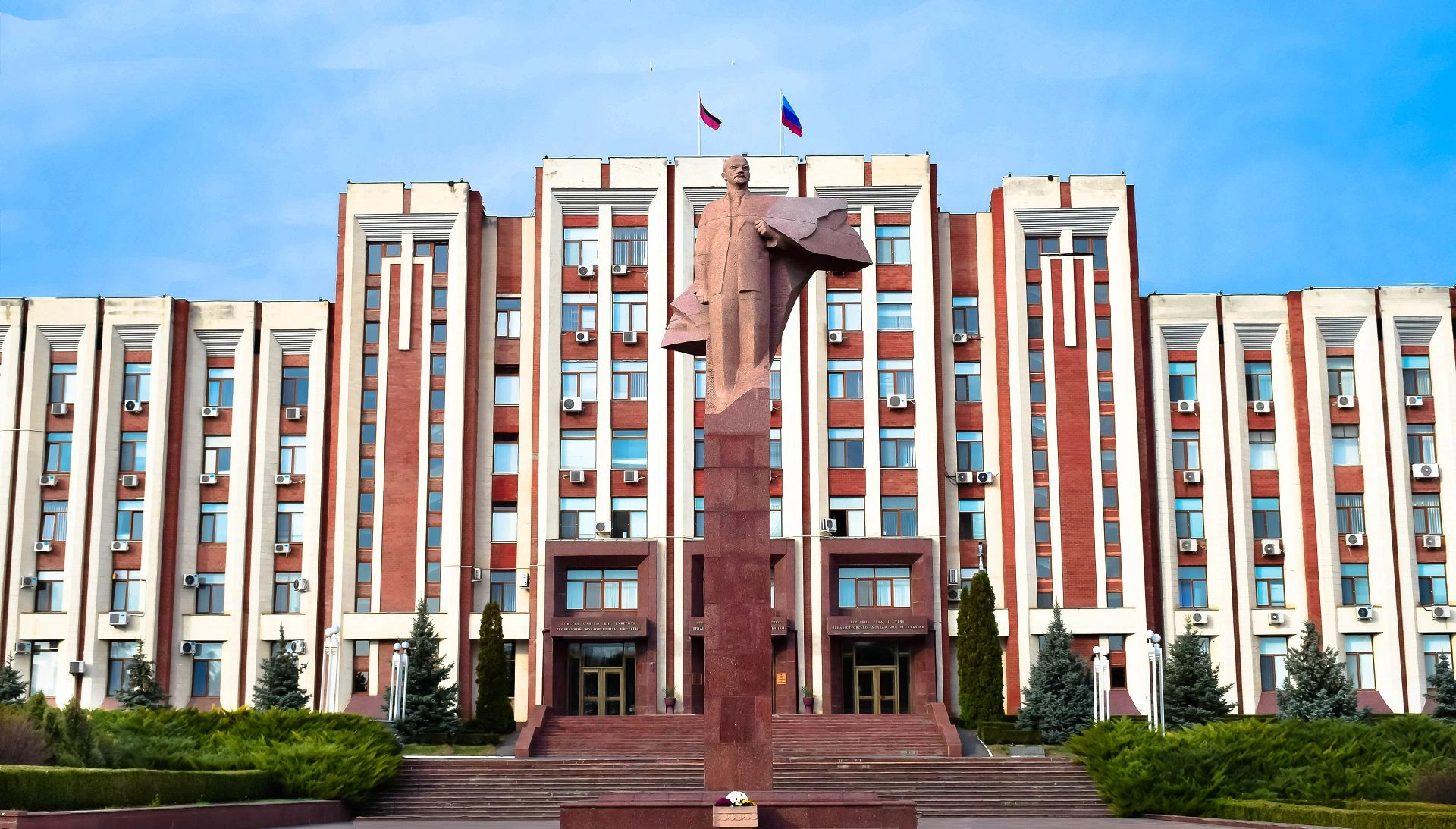  Lenin statue in front of the Presidential Palace in Tiraspol, Transnistria