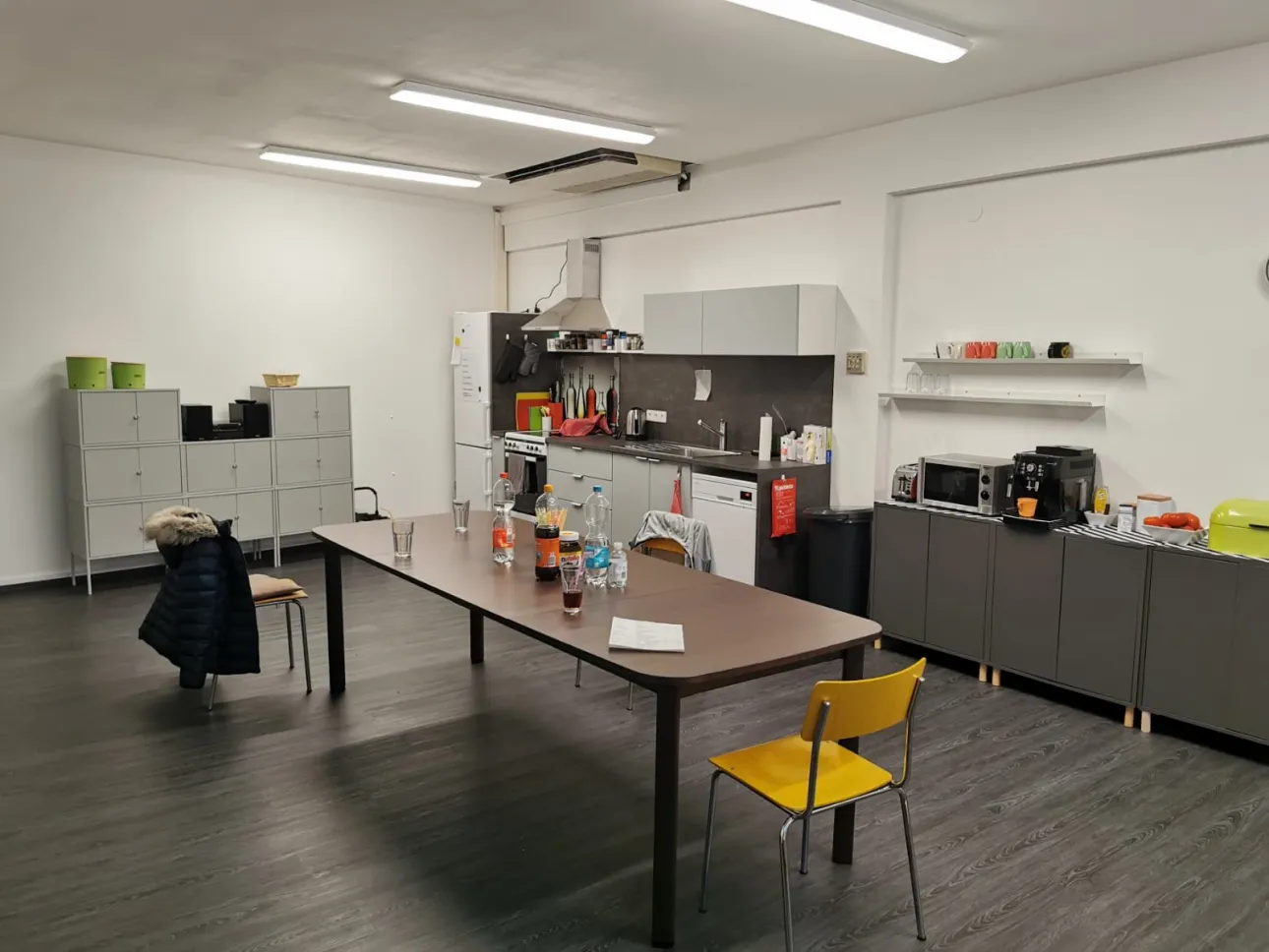 Eine große und helle Küche mit einem Tisch und mehreren Stühlen