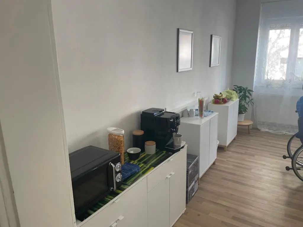 Ein heller Aufenthaltsraum mit einer Mikrowelle und einem Kaffee