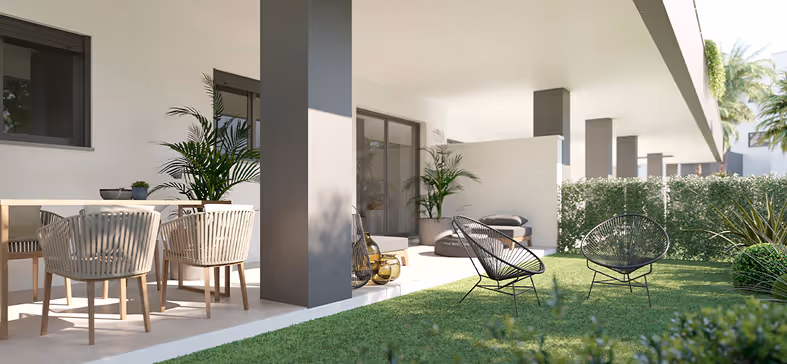 Soukromá zahradní terasa s posezením, jídelním stolem a výhledem do zeleně na Costa del Sol ve Španělsku.