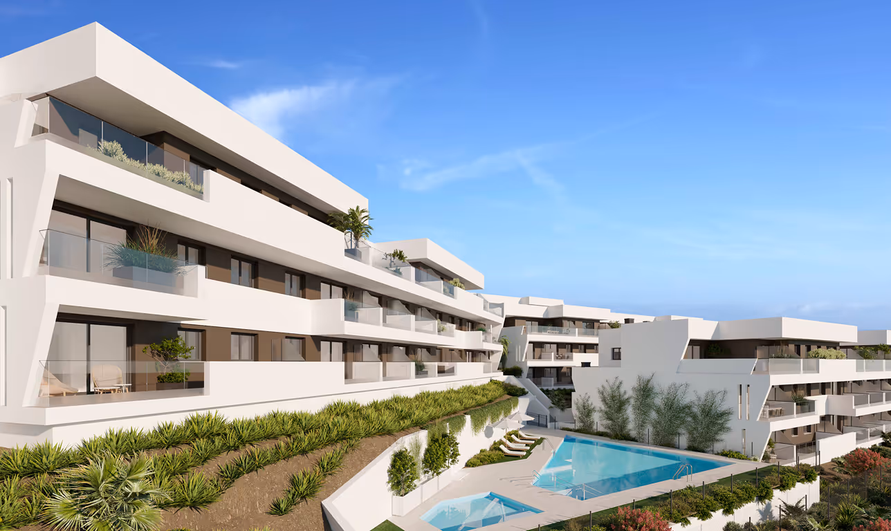 Moderní apartmánový komplex s bazénem a výhledem na Costa del Sol ve Španělsku.