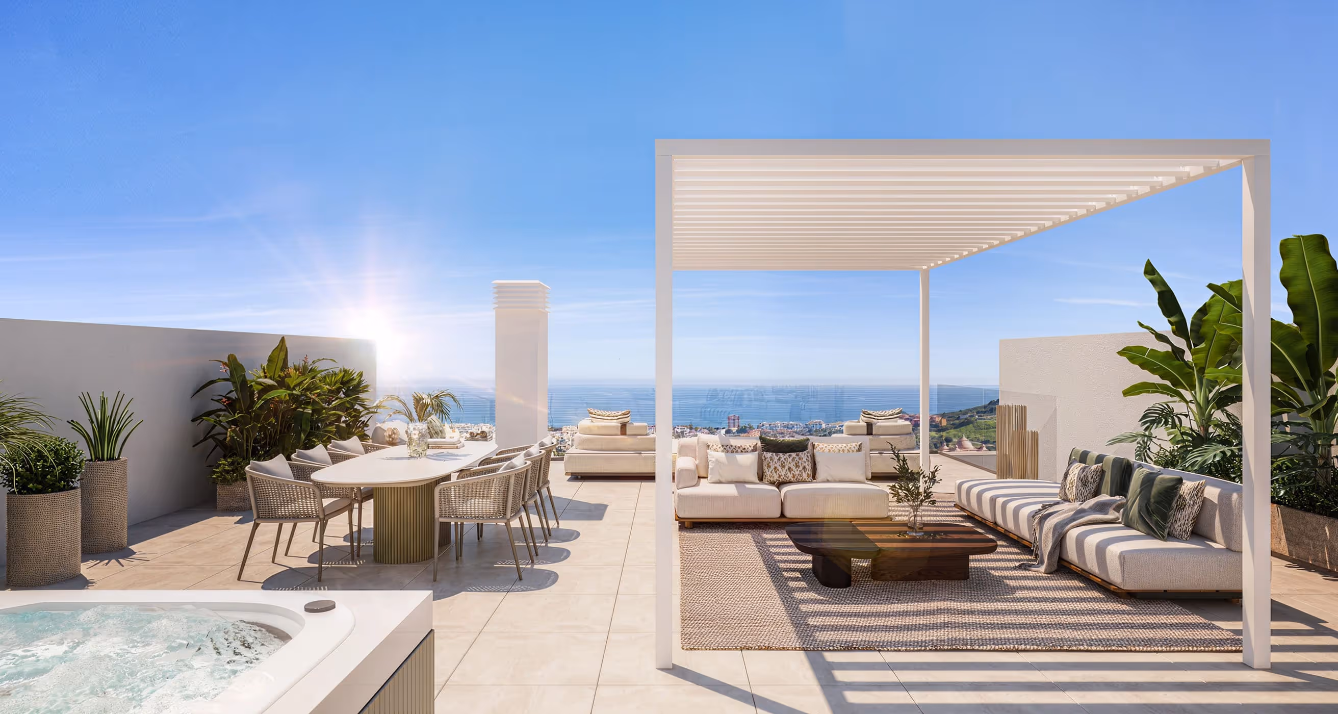 Luxusní střešní terasa s vířivkou, posezením a výhledem na moře na Costa del Sol ve Španělsku.