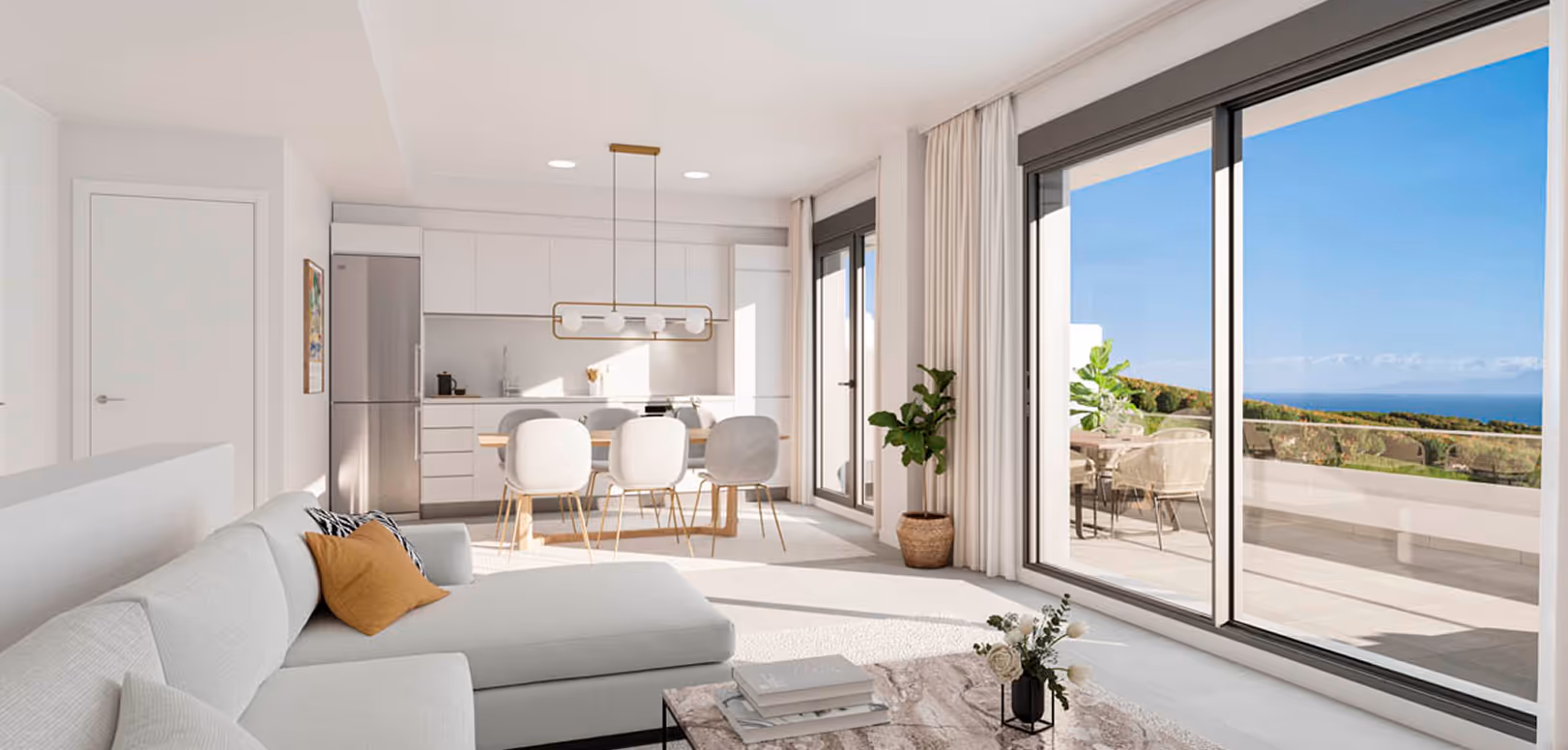 Světlý obývací pokoj s kuchyní a výhledem na moře v moderním apartmánu na Costa del Sol ve Španělsku.