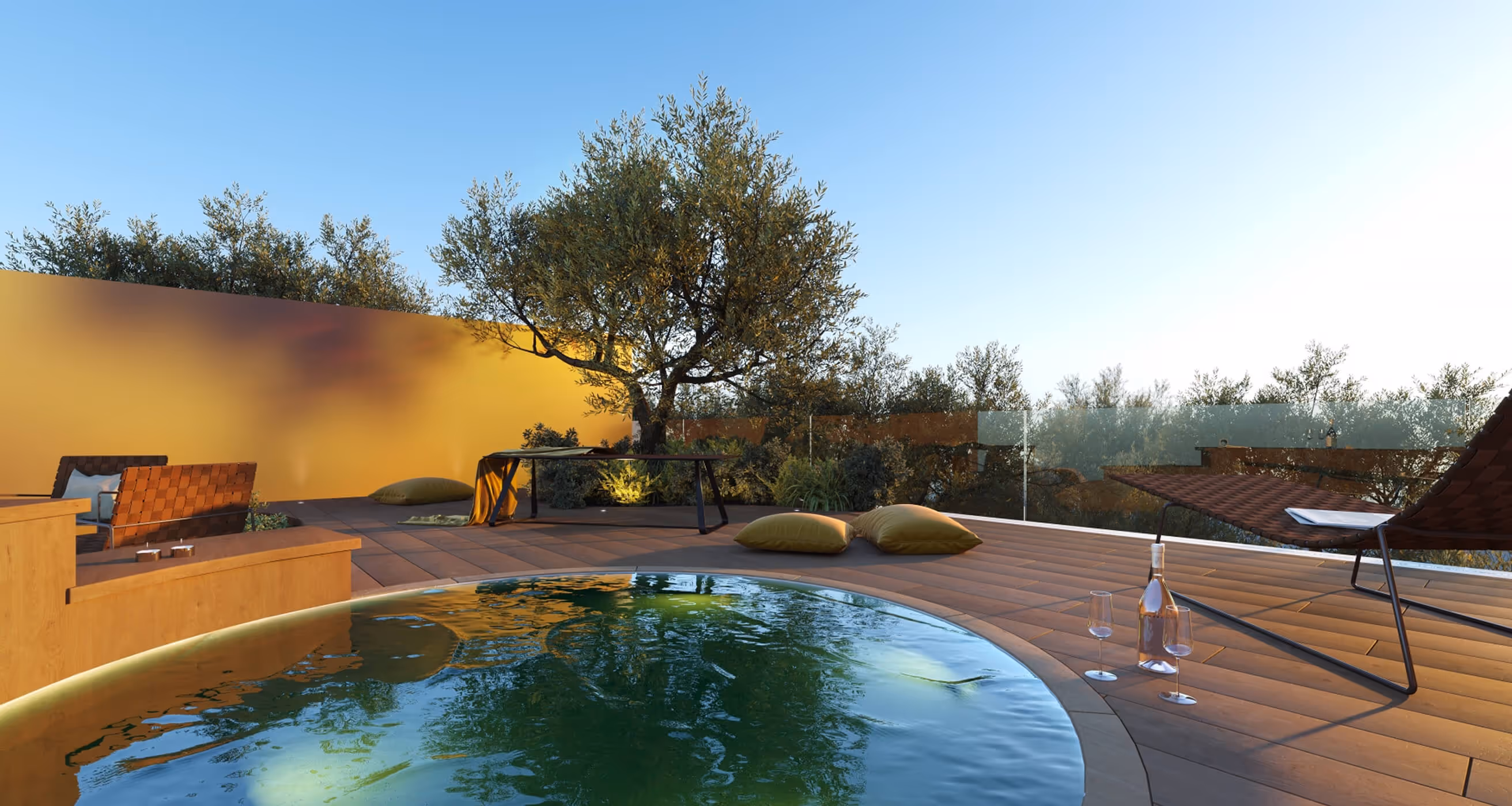 Soukromá terasa s kruhovým bazénem a dřevěnou podlahou v luxusní vile na Costa del Sol ve Španělsku.