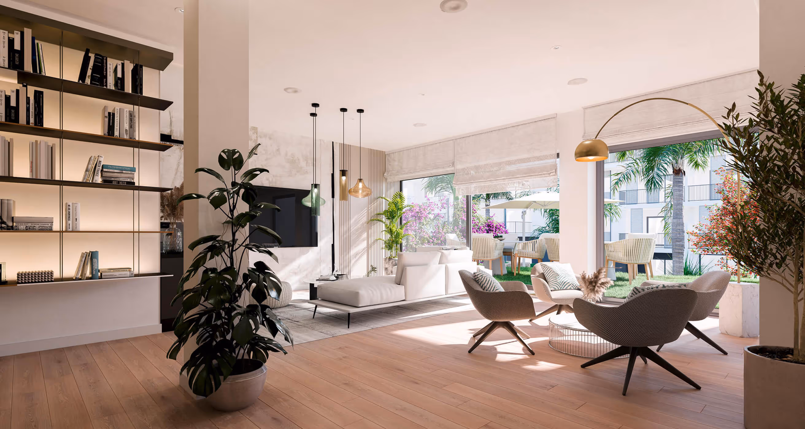 Světlý moderní interiér luxusního apartmánu na Costa del Sol ve Španělsku s elegantním nábytkem a výhledem do zahrady.