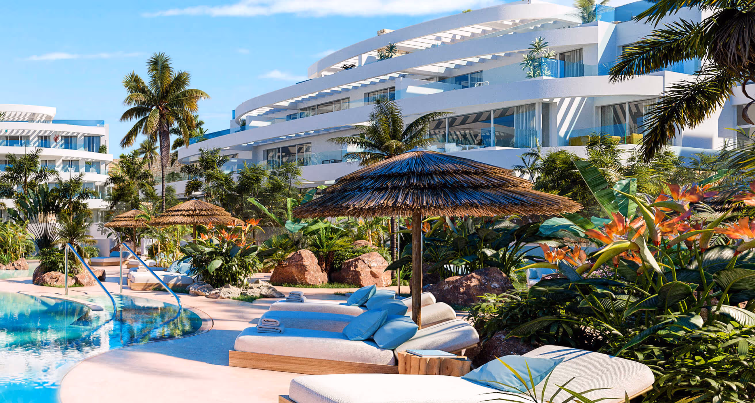 Luxusní apartmánový resort na pobřeží Costa del Sol ve Španělsku s bazénem, lehátky a tropickou zahradou.