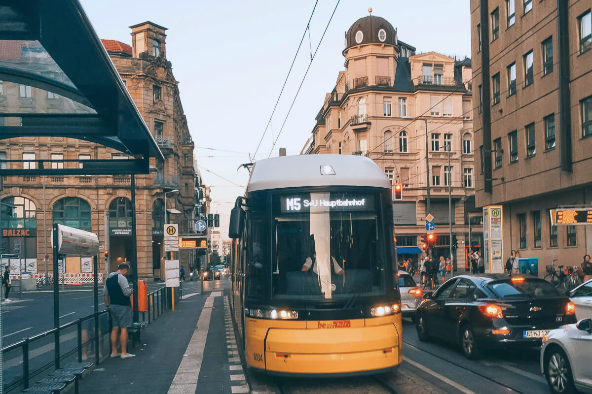 Berliner Innenstadt mit Tram und Autos.