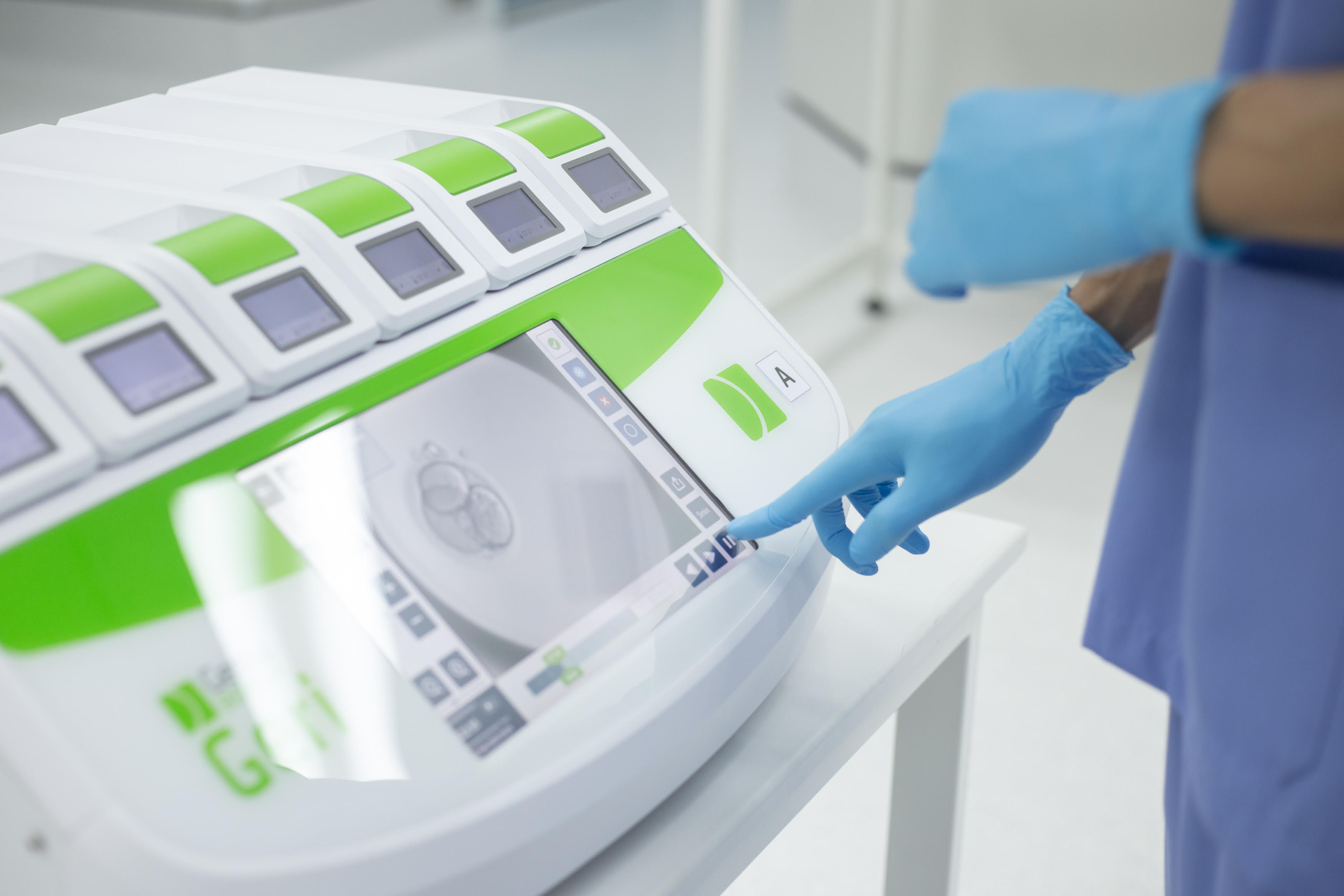 Embryologist operating Geri® Incubator