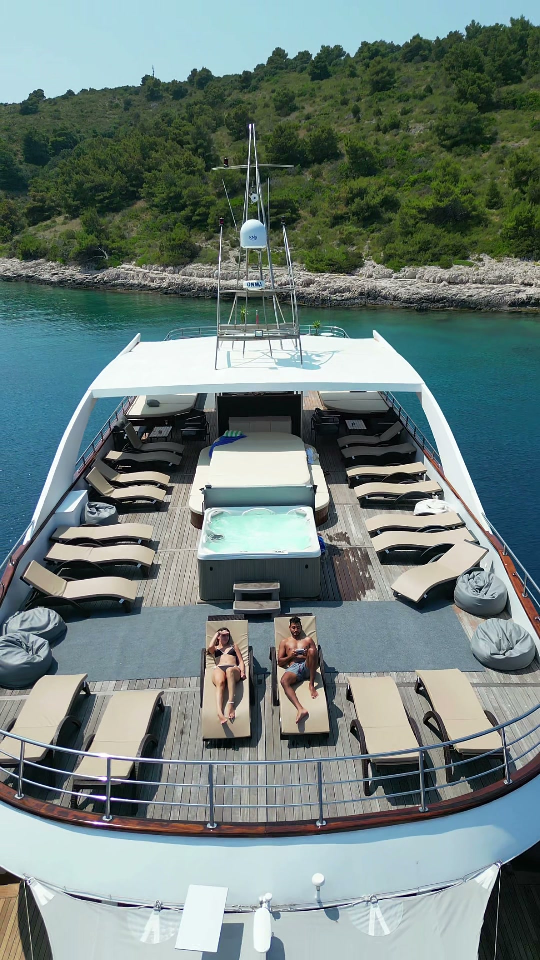 Viajeros descansando en la cubierta de un barco