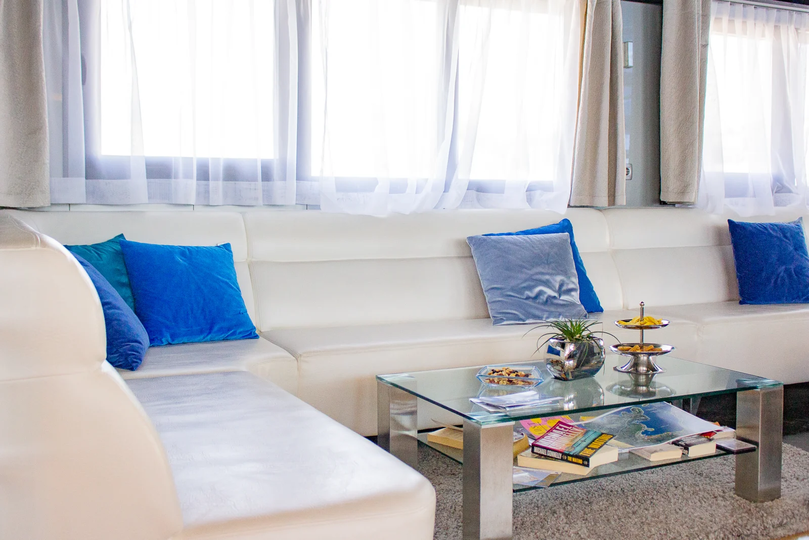 Sofá y mesa de la zona interior de estar de Ave Maria