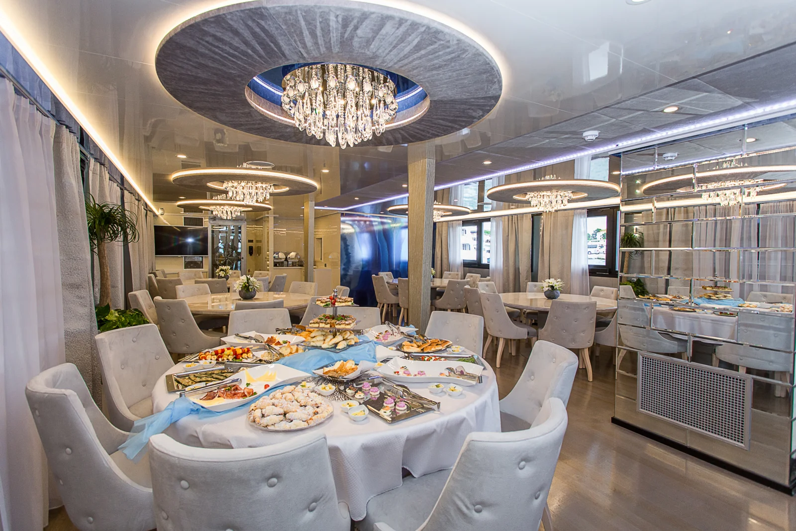 Mesas preparadas para la cena en el comedor de Ave Maria