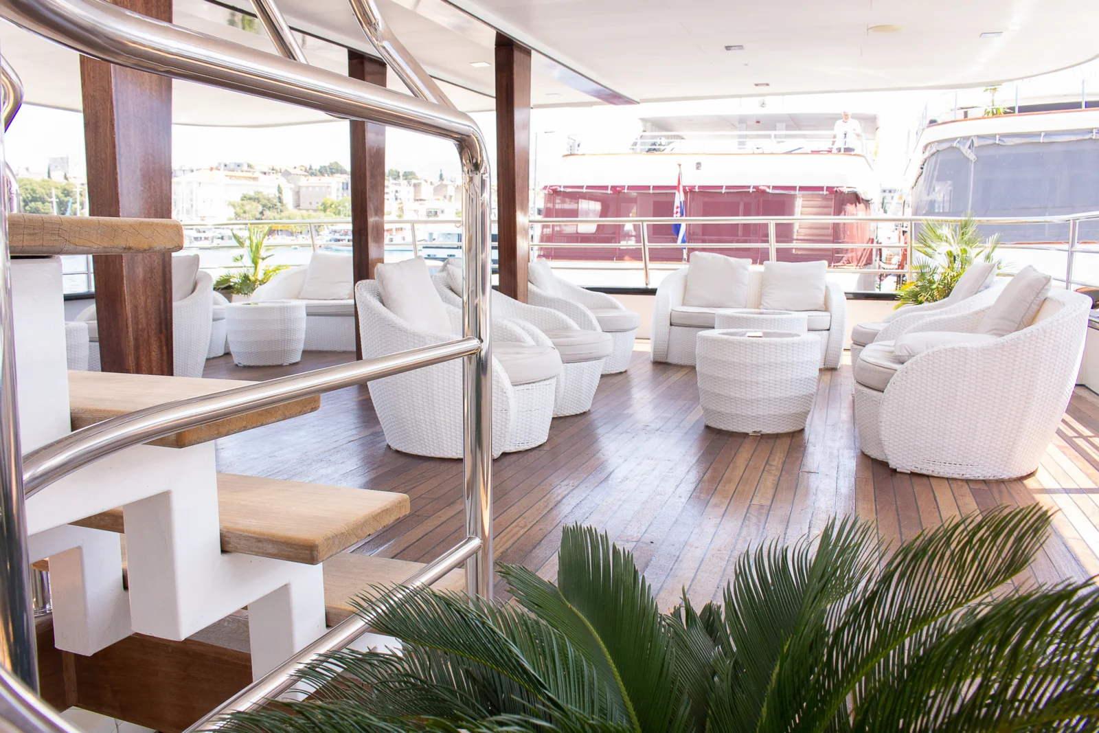 Zona exterior de estar de Ave Maria con sillones blancos